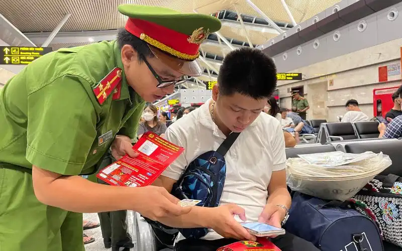 Từ hôm nay 02/08/2023, quý hành khách đã có thể dùng VNeID làm thủ tục bay 