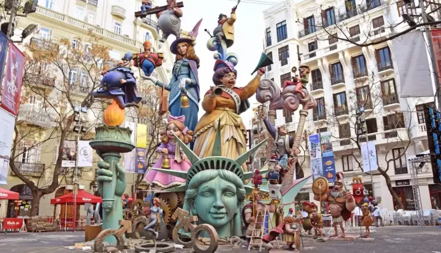 Hòa mình vào không khí sôi động của lễ hội Las Fallas Tây Ban Nha