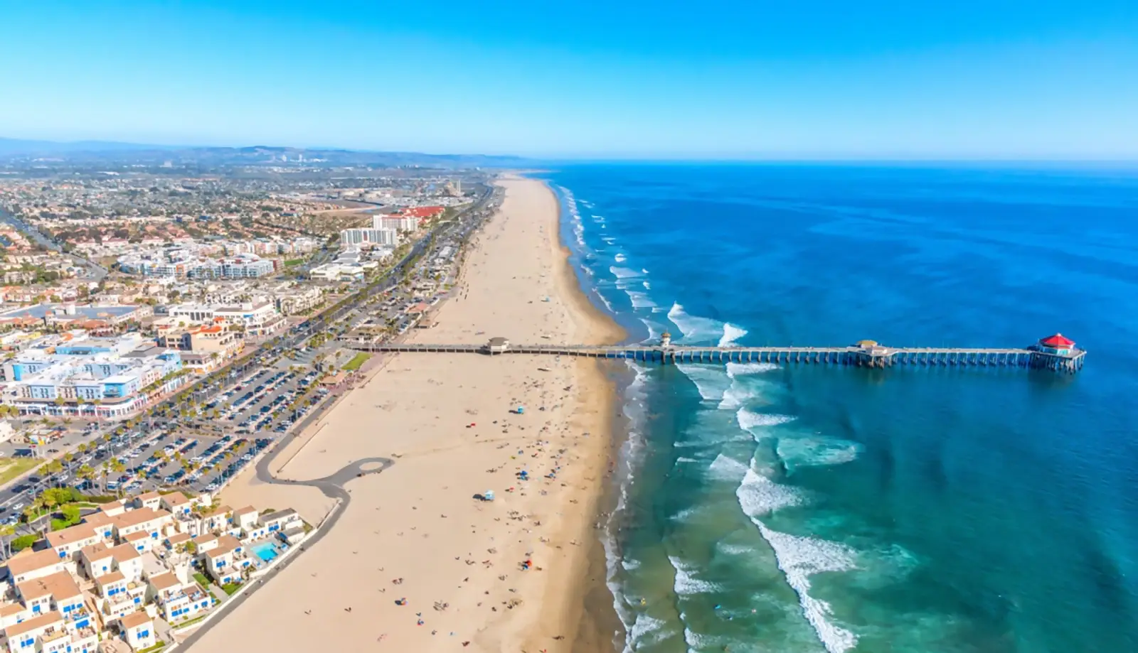 Trải nghiệm lướt sóng đầy thú vị tại Bãi biển Huntington