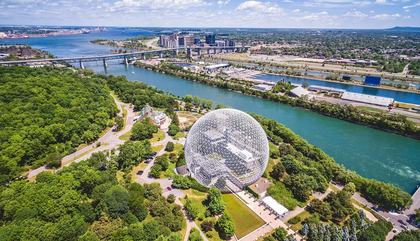 Khám phá những kiến trúc độc đáo và kho báu văn hoá tại Phố cổ Montreal