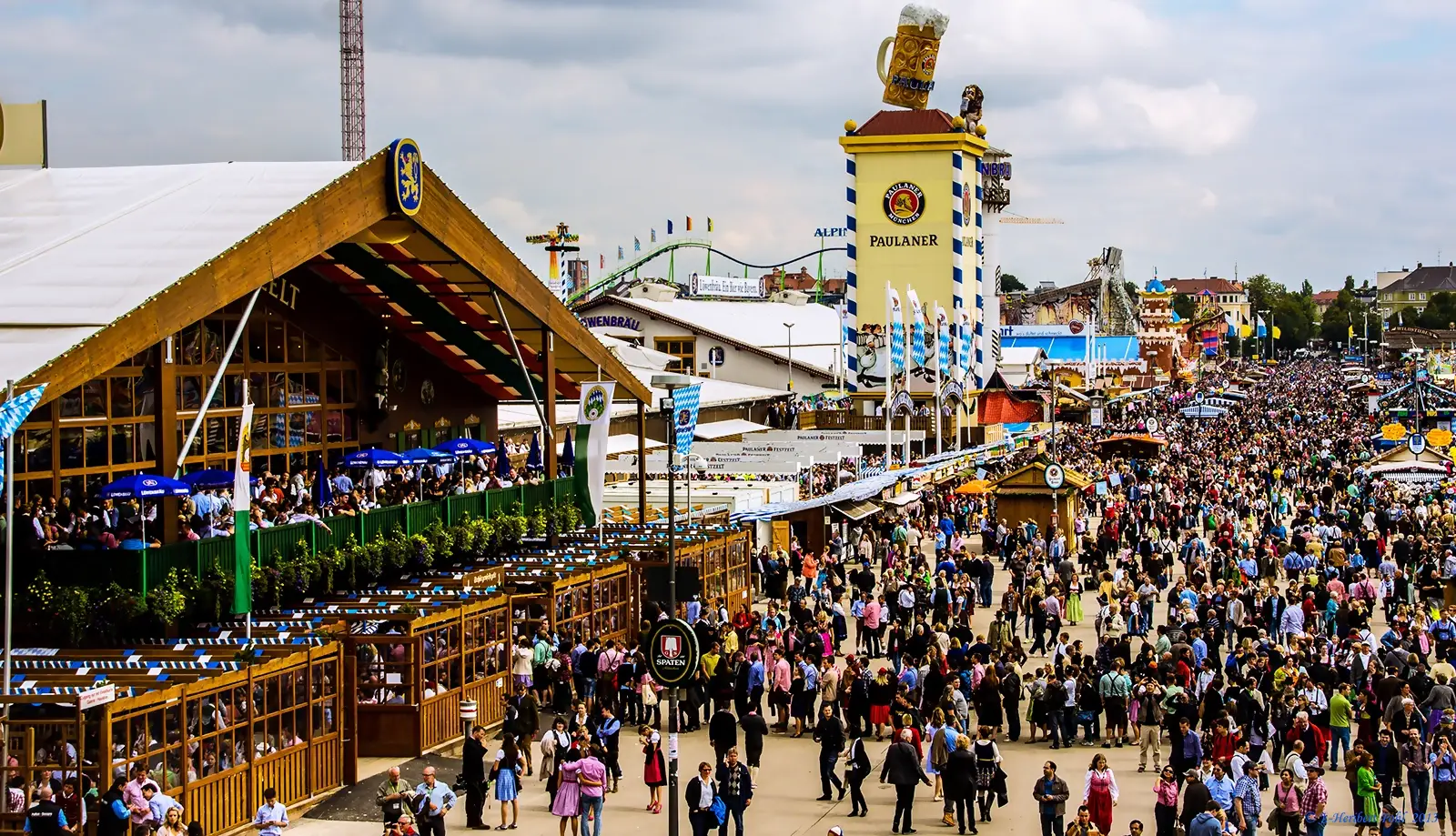 Hòa mình vào lễ hội bia Đức Oktoberfest lớn nhất thế giới